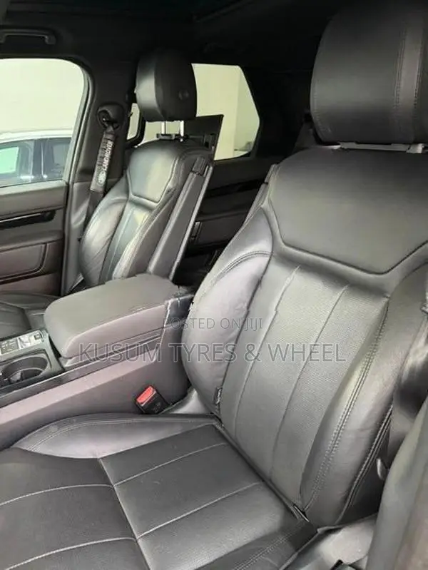 Land Rover Discovery 5 7Seater SUN ROOF 2019