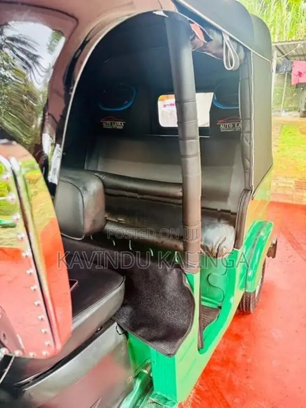 Bajaj RE 2017