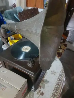 ඉතා පැරණි ග්‍රැමපෝනය තැටි සමග
