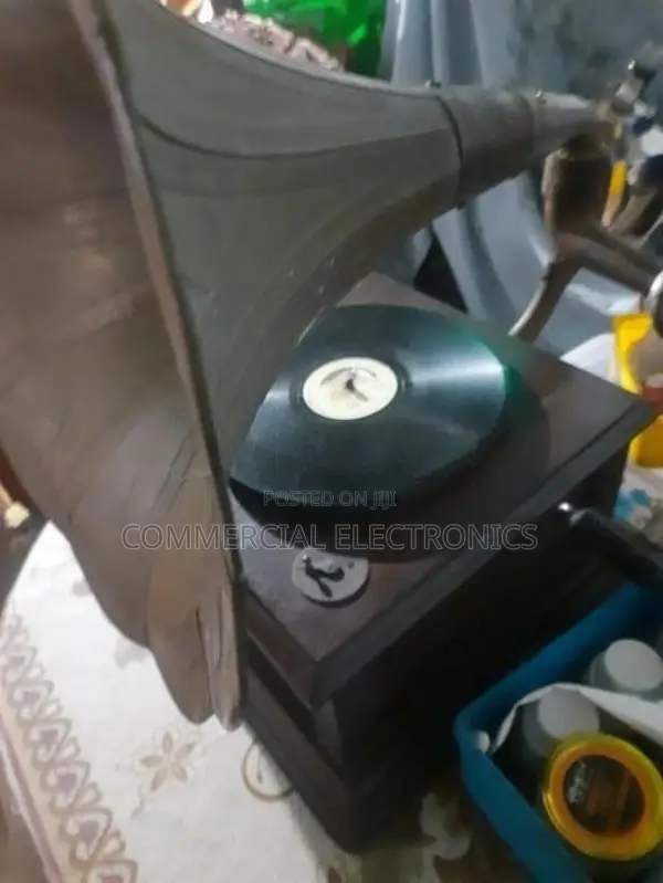 ඉතා පැරණි ග්‍රැමපෝනය තැටි සමග
