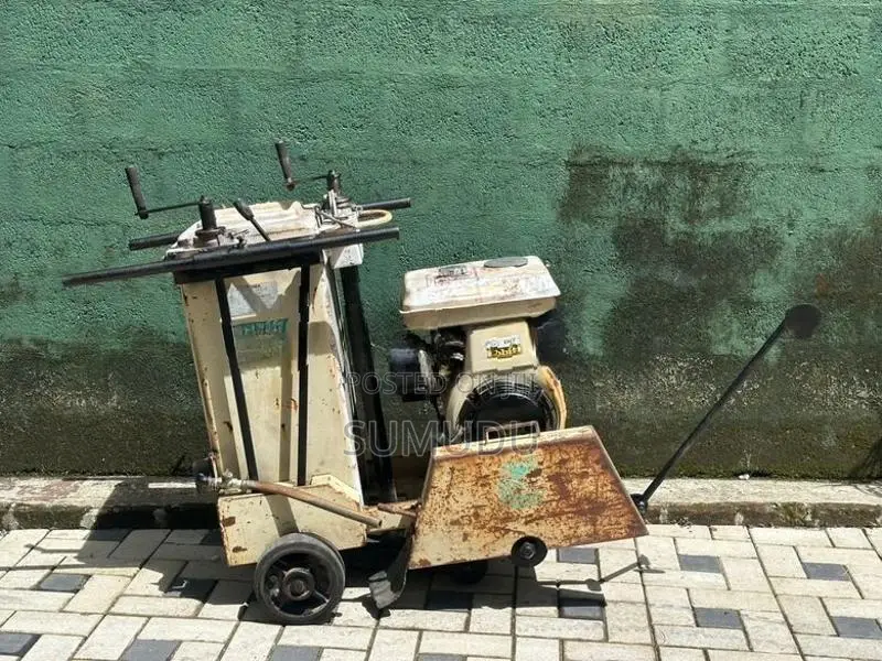 Robin concrete cutter machine