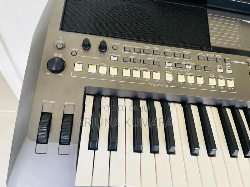 Yamaha PSR S670 Keyboard