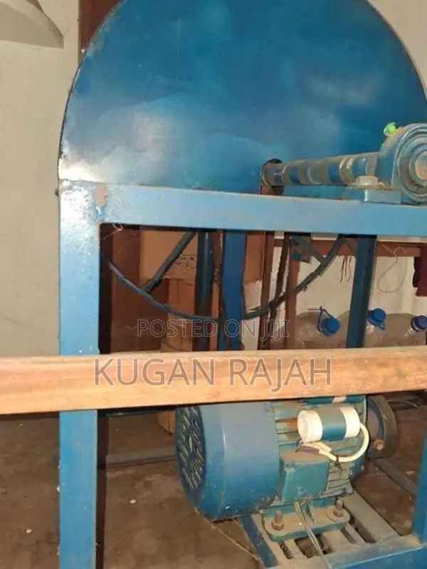 எள்ளுபாகு இடிக்கும் இயந்திரம்