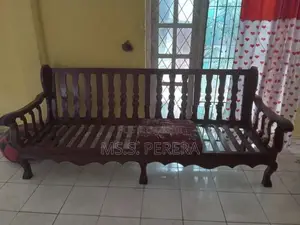 මහෝගනී ලීයෙන් නිමවූ පැරණි පුටු 3ක සෙටිය