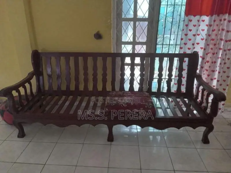 මහෝගනී ලීයෙන් නිමවූ පැරණි පුටු 3ක සෙටිය