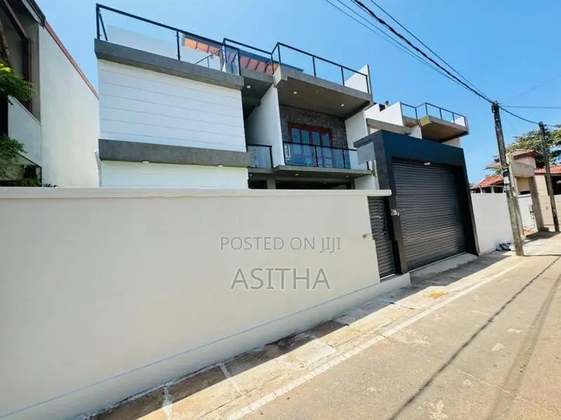පදින්ච් නොවු අලුත්ම තෙමහල් නිවස Boralasgamuwa