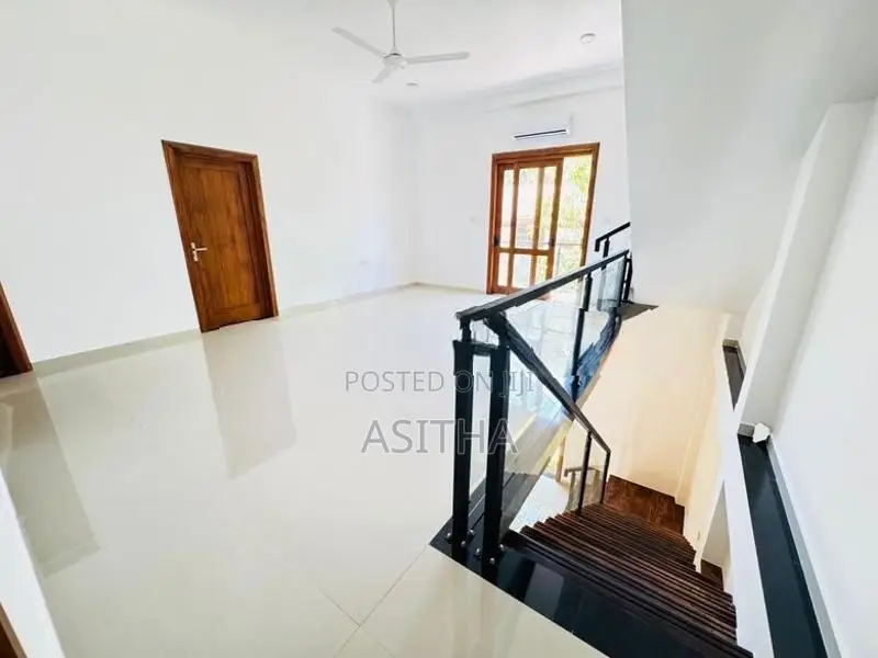 පදින්ච් නොවු අලුත්ම තෙමහල් නිවස Boralasgamuwa