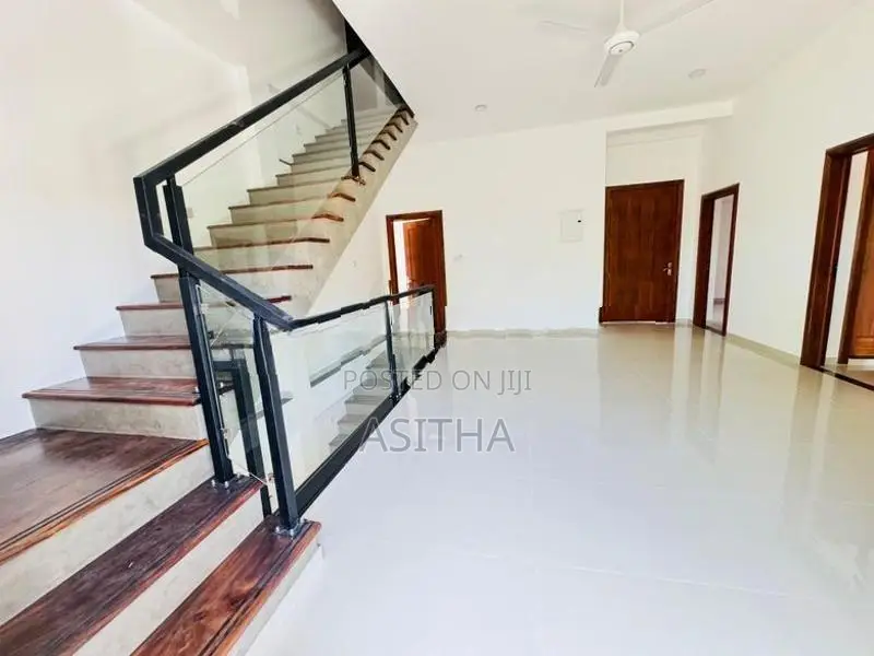 පදින්ච් නොවු අලුත්ම තෙමහල් නිවස Boralasgamuwa