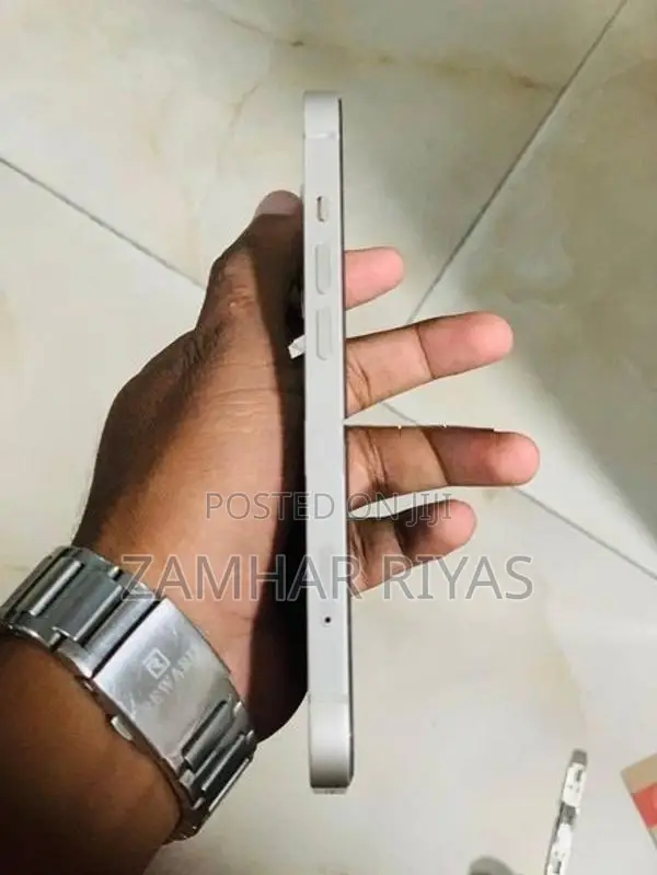 Apple iPhone 13 (Used)