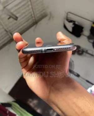 Apple iPhone SE 2 (Used)