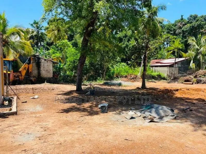 හබරාදුව සංචාරක කලාපයට ආසන්නව ඉඩම්
