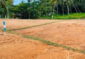 හබරාදුවට ළඟින්ම මීපේ පාරට මුහුණලා බිම් කොටස්