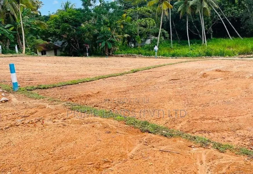 හබරාදුවට ළඟින්ම මීපේ පාරට මුහුණලා බිම් කොටස්