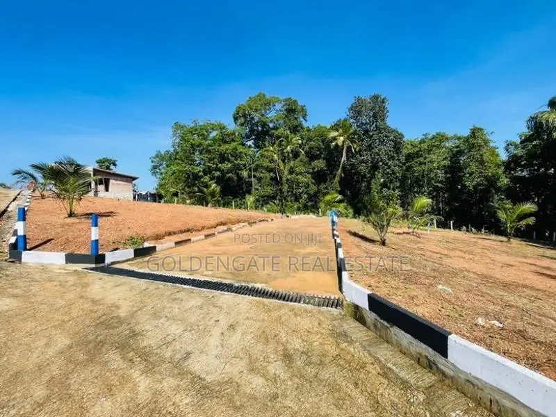 Kalagedihena නගරයෙන් නුවර පාරට නුදුරින් ඉඩමක් විකිණීමට