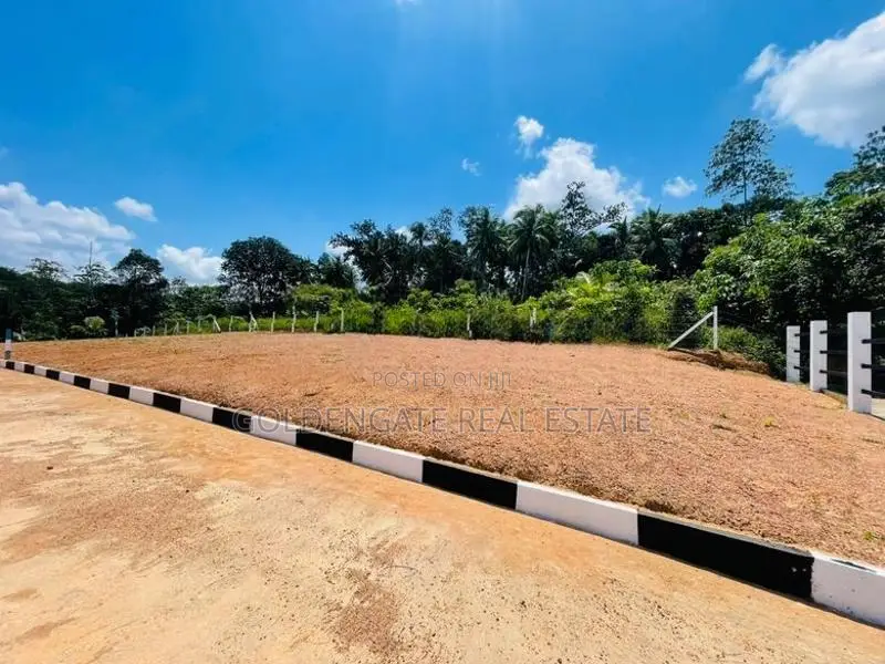 Gampaha උඩුගම්පල නගරයෙන් සෙනරත් පරණවිතාන පාසල අසලින් ඉඩම්