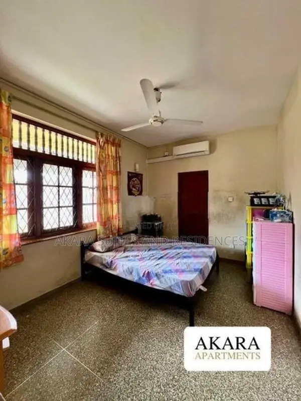3,600 sq.ft Unfurnished House For Rent - HL56094 In Colombo 7