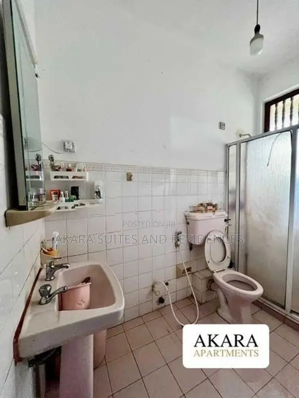 3,600 sq.ft Unfurnished House For Rent - HL56094 In Colombo 7
