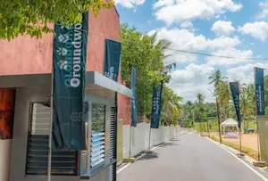 ආරක්ෂිත දොරටු සහිත ඉහළ නේවාසික පරිසරයක බිම් කොටස් විකිණීමට