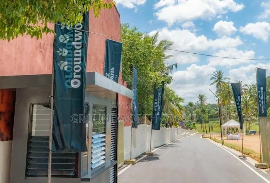 ආරක්ෂිත දොරටු සහිත ඉහළ නේවාසික පරිසරයක බිම් කොටස් විකිණීමට