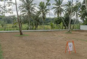 ආරක්ෂිත දොරටු සහිත ඉහළ නේවාසික පරිසරයක බිම් කොටස් විකිණීමට