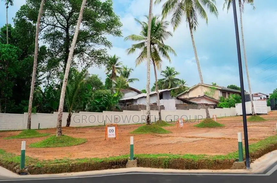 ආරක්ෂිත දොරටු සහිත ඉහළ නේවාසික පරිසරයක බිම් කොටස් විකිණීමට
