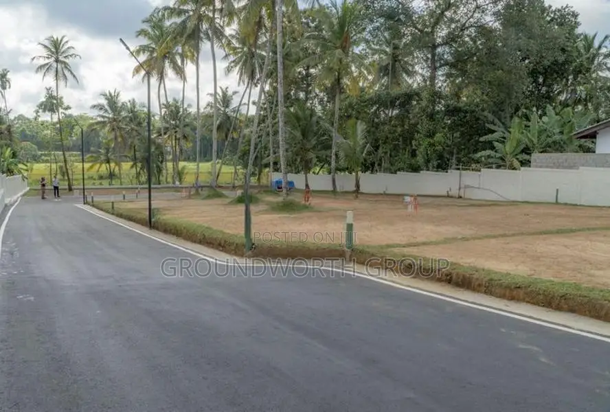 ආරක්ෂිත දොරටු සහිත ඉහළ නේවාසික පරිසරයක බිම් කොටස් විකිණීමට