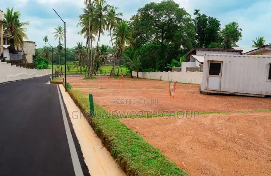 ආරක්ෂිත දොරටු සහිත ඉහළ නේවාසික පරිසරයක බිම් කොටස් විකිණීමට
