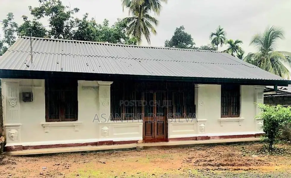 Land with House for Sale in Hindagala