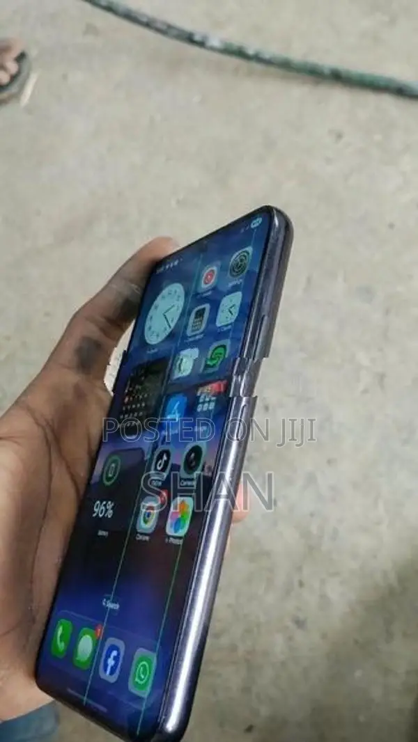 Samsung Galaxy S22 (Used)