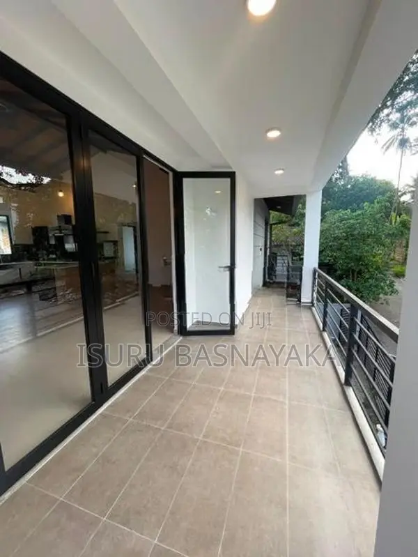 Brand New Baththaramulla Koswaththa Thalangama Up House For Rent.