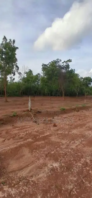 රැකව සංචාරක පුරයෙන් වටිනා බිම් කොටසක්