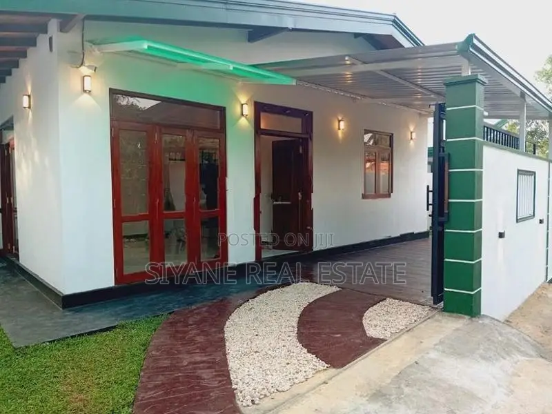 ගම්පහ යක්කල ලයිසියම් පාසලට ආසන්නව නවීන තනිමහල් නිවසක්