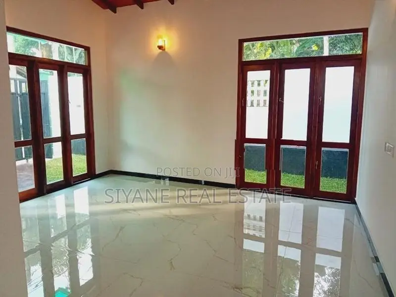 ගම්පහ යක්කල ලයිසියම් පාසලට ආසන්නව නවීන තනිමහල් නිවසක්