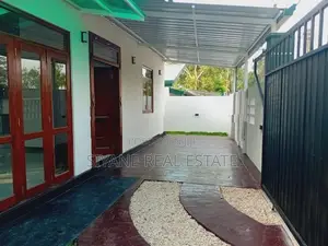 ගම්පහ යක්කල ලයිසියම් පාසලට ආසන්නව නවීන තනිමහල් නිවසක්