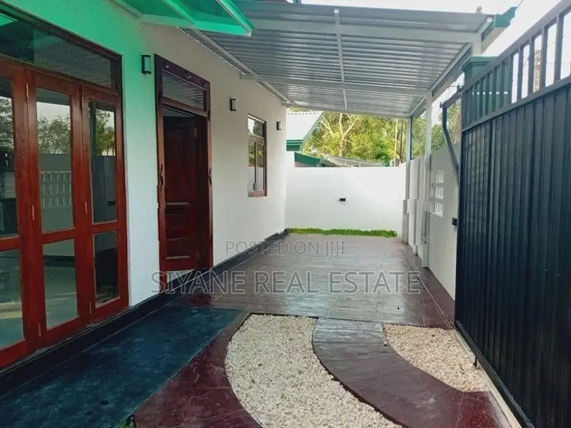ගම්පහ යක්කල ලයිසියම් පාසලට ආසන්නව නවීන තනිමහල් නිවසක්