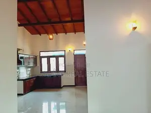 ගම්පහ යක්කල ලයිසියම් පාසලට ආසන්නව නවීන තනිමහල් නිවසක්