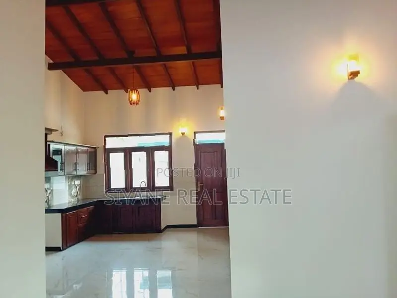 ගම්පහ යක්කල ලයිසියම් පාසලට ආසන්නව නවීන තනිමහල් නිවසක්