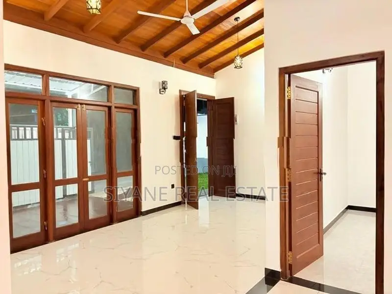 ගම්පහ යක්කල ලයිසියම් පාසලට ආසන්නව නවීන තනිමහල් නිවසක්