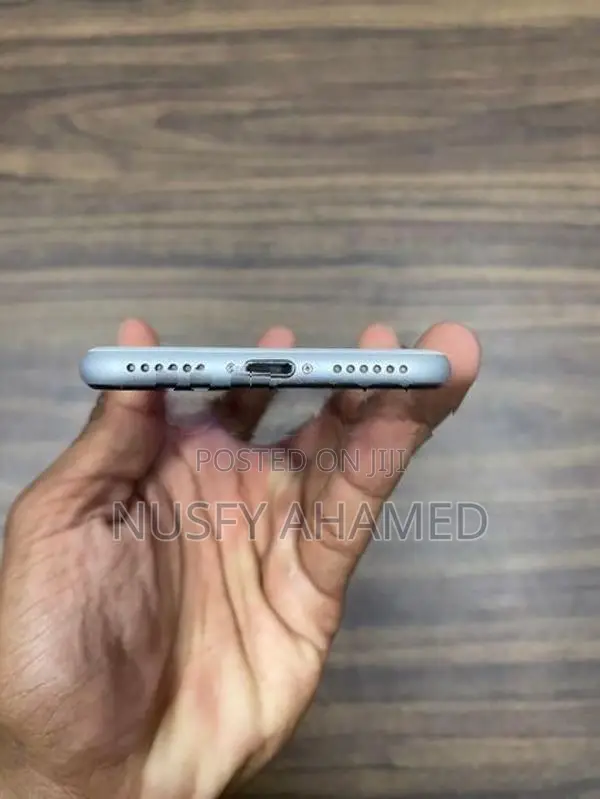 Apple iPhone SE 2 (Used)
