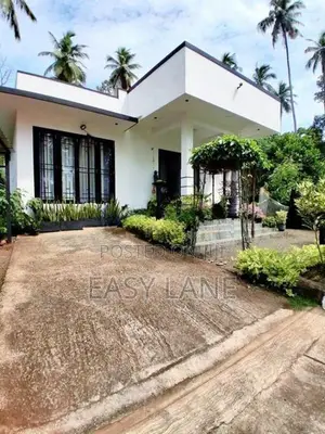 මාතලේ, පලාපත්වලින් A9 මාර්ගයට 25M ක් දුරින් සුඛෝපභෝගී නිවසක් විකිනීමට