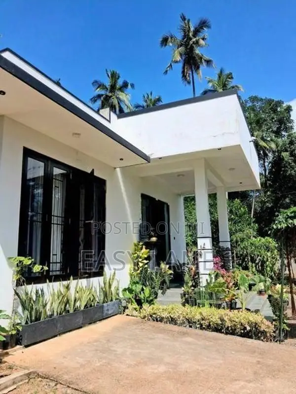 මාතලේ, පලාපත්වලින් A9 මාර්ගයට 25M ක් දුරින් සුඛෝපභෝගී නිවසක් විකිනීමට