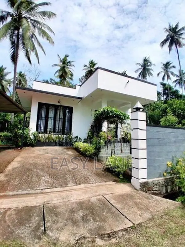 මාතලේ, පලාපත්වලින් A9 මාර්ගයට 25M ක් දුරින් සුඛෝපභෝගී නිවසක් විකිනීමට