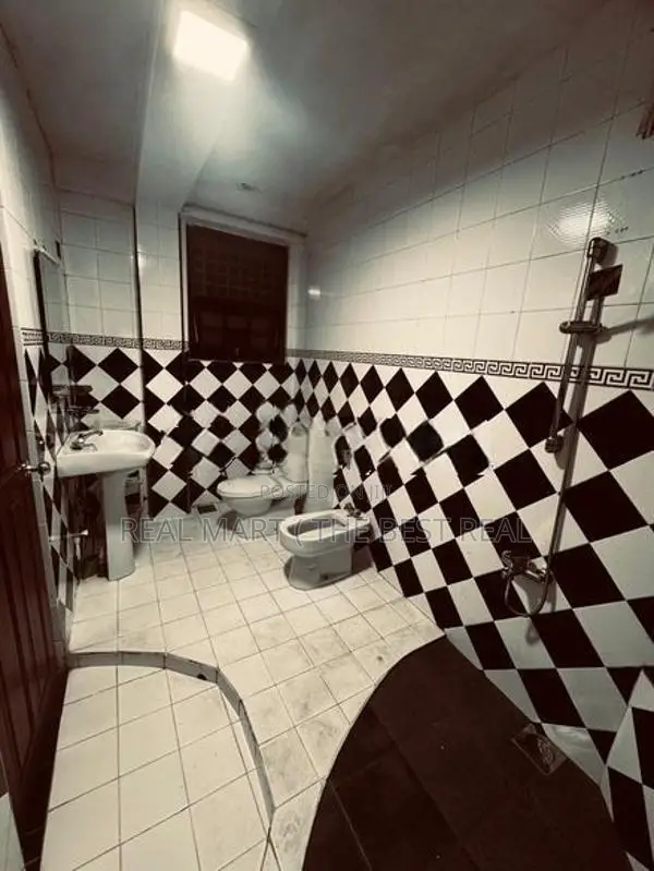 COLOMBO 04 : 6-BEDROOM (10-PERCH) HOTEL FOR RENT