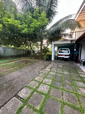මකොල – කිරිබත්ගොඩ ආසන්නයේ අංගසම්පූර්ණ විශාල දෙමහල් නිවසක් විකිණීමට