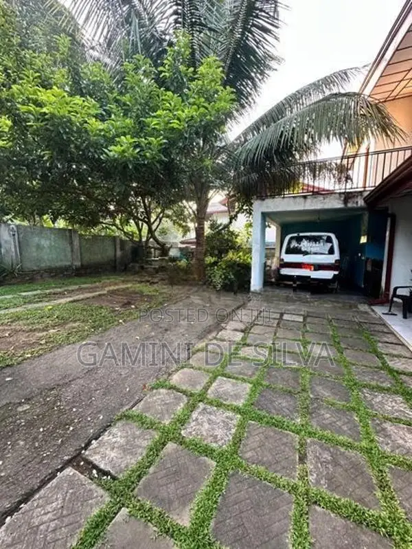 මකොල – කිරිබත්ගොඩ ආසන්නයේ අංගසම්පූර්ණ විශාල දෙමහල් නිවසක් විකිණීමට