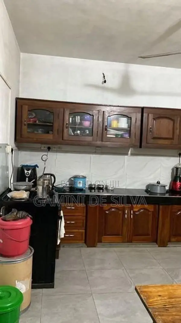 මකොල – කිරිබත්ගොඩ ආසන්නයේ අංගසම්පූර්ණ විශාල දෙමහල් නිවසක් විකිණීමට