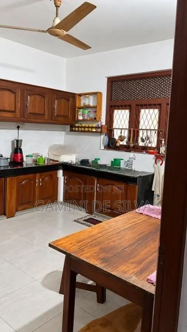 මකොල – කිරිබත්ගොඩ ආසන්නයේ අංගසම්පූර්ණ විශාල දෙමහල් නිවසක් විකිණීමට
