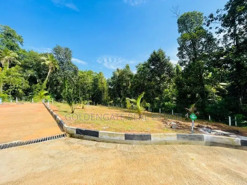 Residential Land for Sale Near the Kandy Rd in Kalagedihena