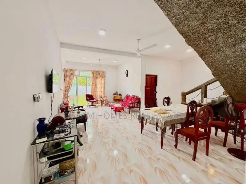 Spacious 5-Bedroom House for Sale in Kahathuduwa