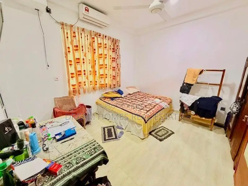 Spacious 5-Bedroom House for Sale in Kahathuduwa